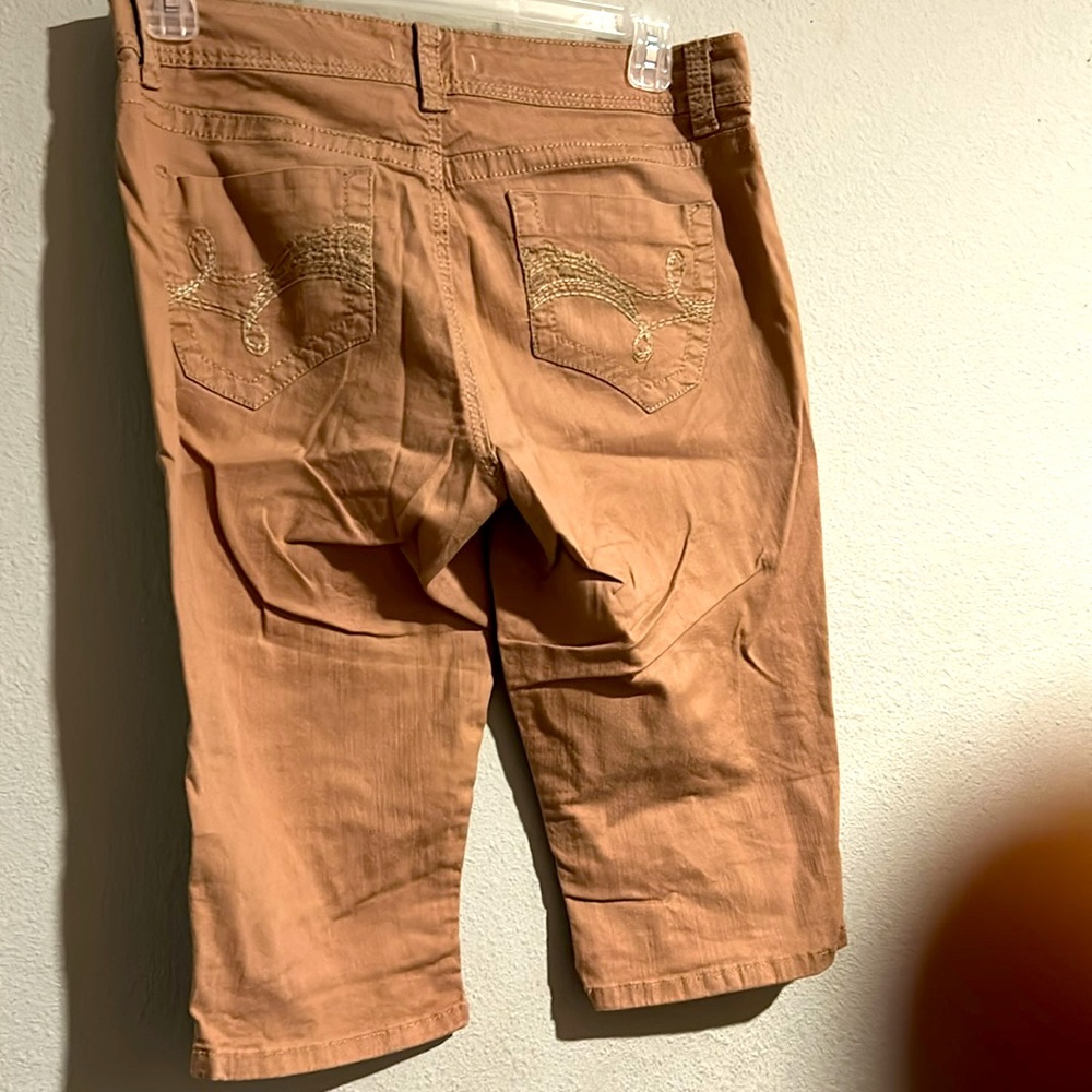 Women’s Capris - Picture 2 of 4